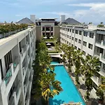 Stylish 2 Bedroom Penthouse Apt, Newly Refreshed, 50 Mbps, Pool, Gym, Resto