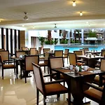 Stylish 2 Bedroom Penthouse Apt, Newly Refreshed, 50 Mbps, Pool, Gym, Resto