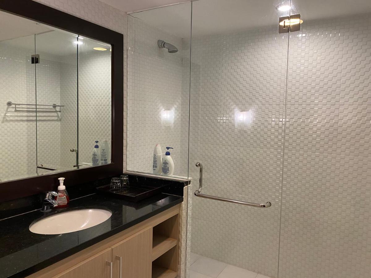 Apartment Stylish 2 Bedroom Penthouse Apt, Newly Refreshed, 50 Mbps, Pool, Gym, Resto *