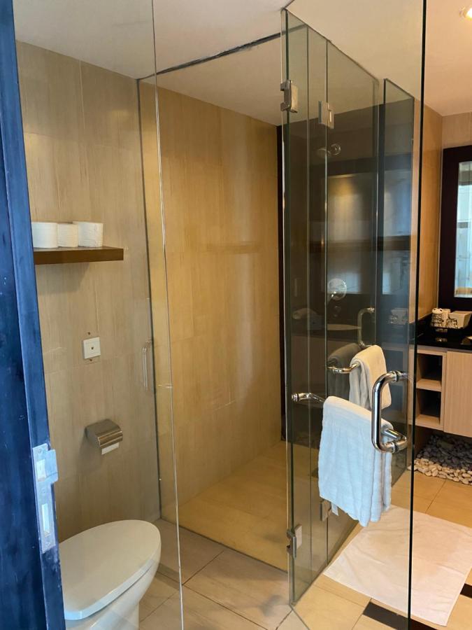 Stylish 2 Bedroom Penthouse Apt, Newly Refreshed, 50 Mbps, Pool, Gym, Resto
