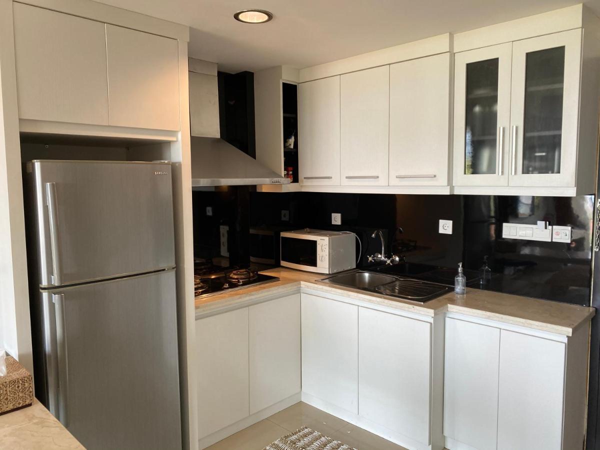 Stylish 2 Bedroom Penthouse Apt, Newly Refreshed, 50 Mbps, Pool, Gym, Resto Apartment