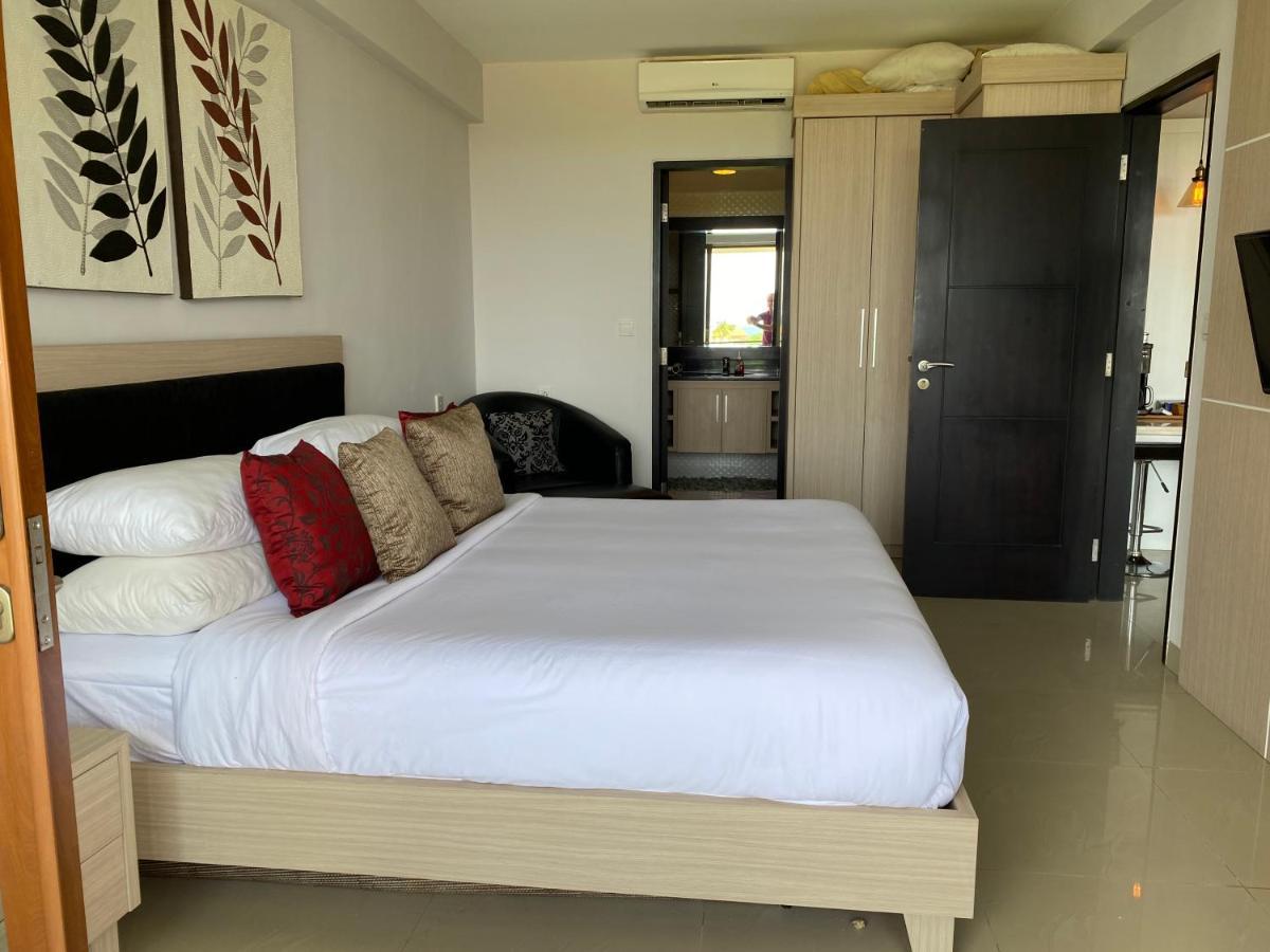 Stylish 2 Bedroom Penthouse Apt, Newly Refreshed, 50 Mbps, Pool, Gym, Resto Apartment *