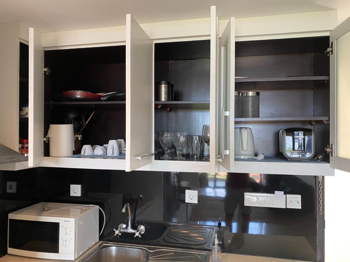 Stylish 2 Bedroom Penthouse Apt, Newly Refreshed, 50 Mbps, Pool, Gym, Resto