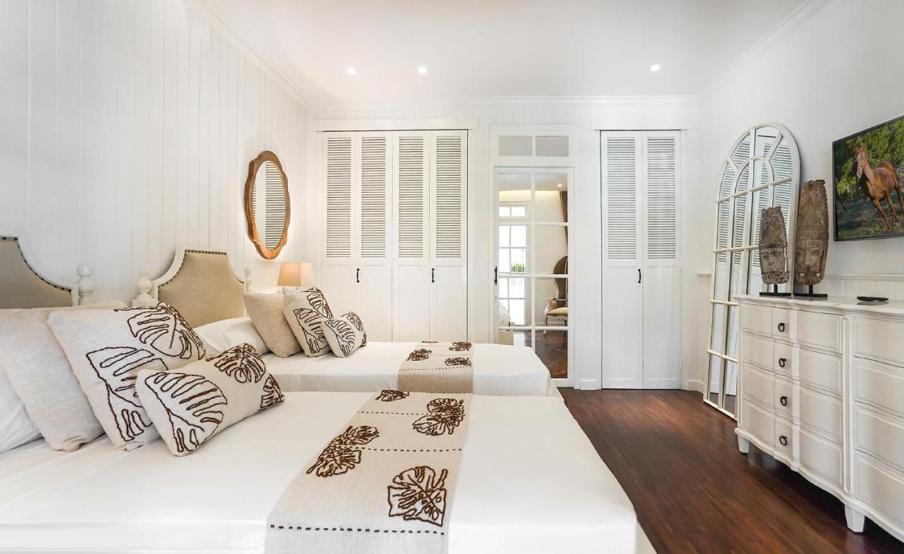 Villa Symphony White By Balisuperhost *