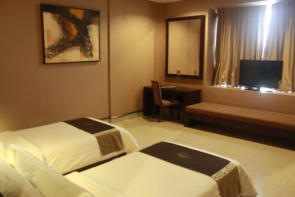 100 Sunset Boutique 3*