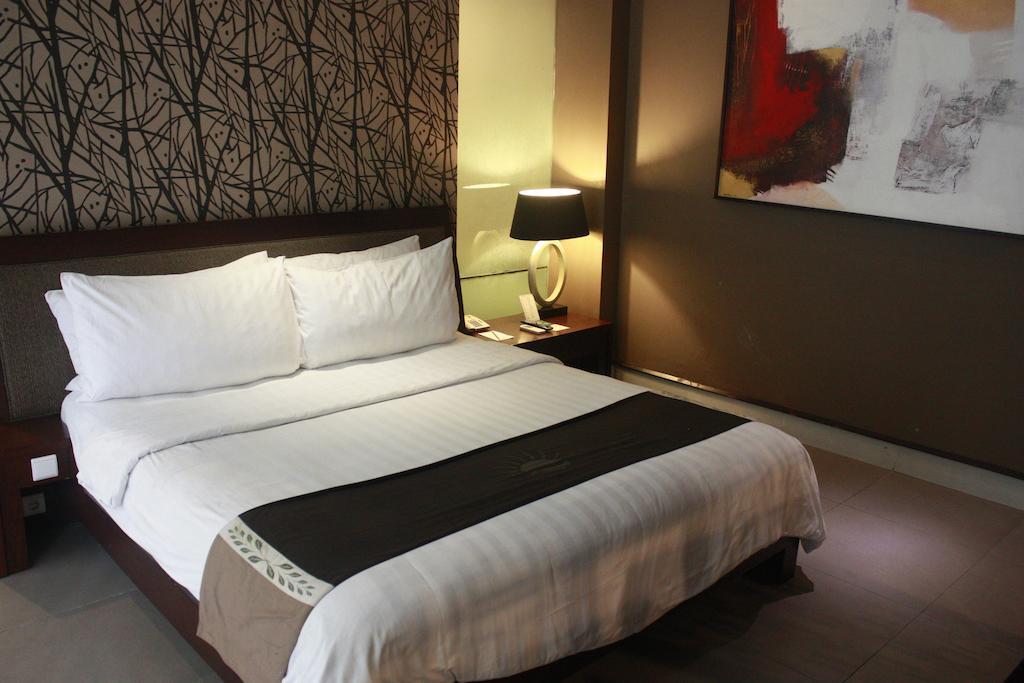100 Sunset Boutique 3*