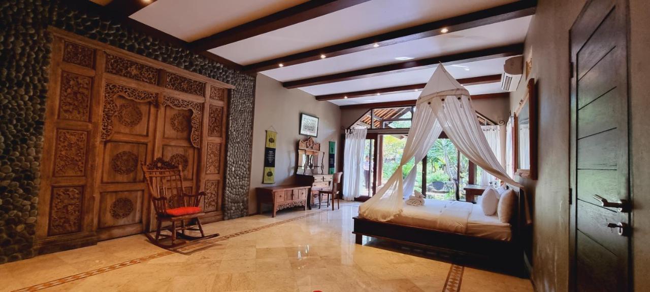 Avalon Castle & Ubud (Bali)