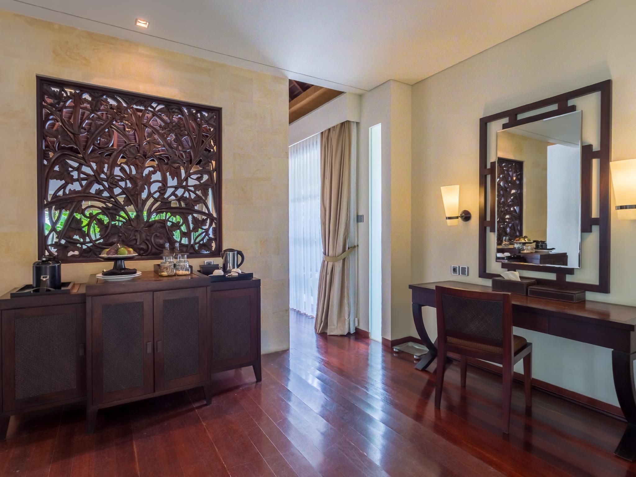 The Royal Santrian Villa