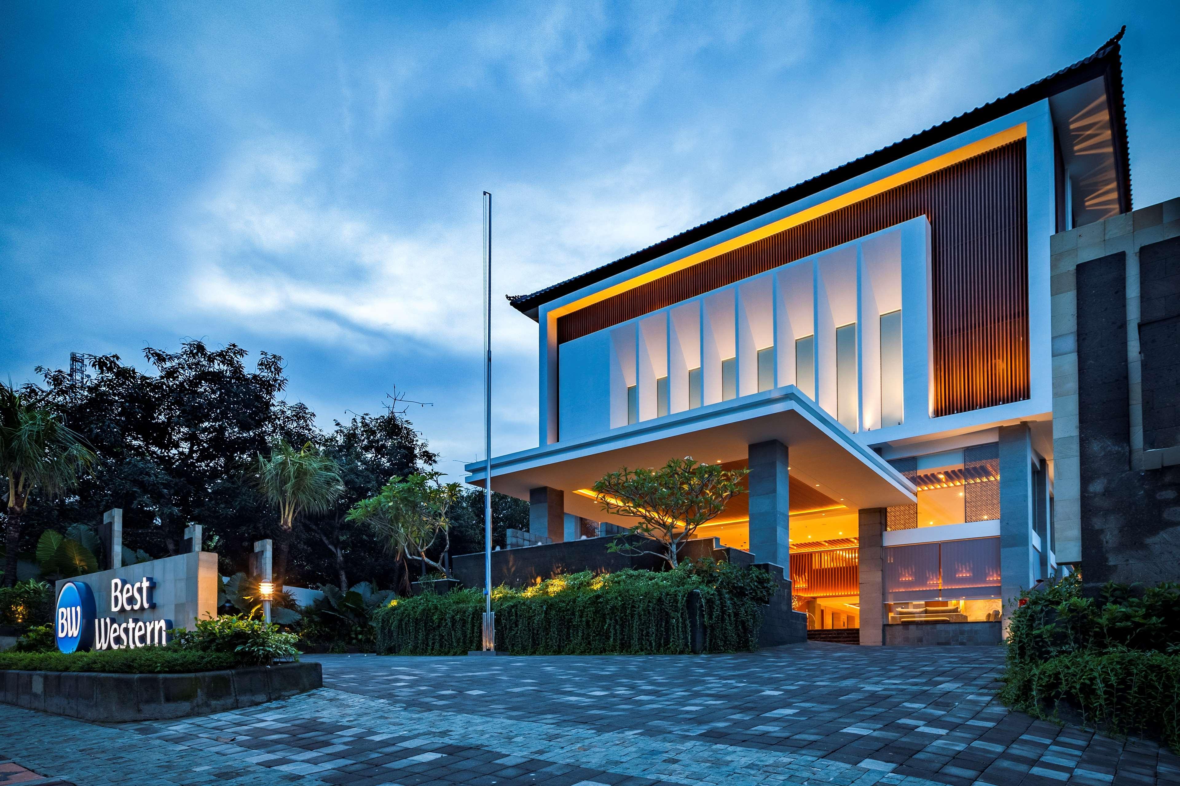Western Kamala Hotel