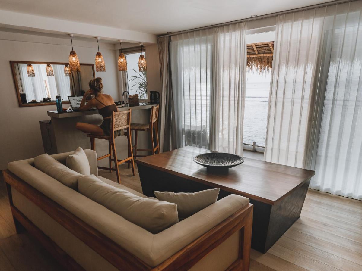 Resort Legends Beachfront *