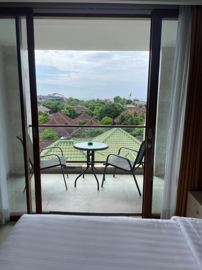 Stylish 2 Bedroom Penthouse Apt, Newly Refreshed, 50 Mbps, Pool, Gym, Resto Apartment