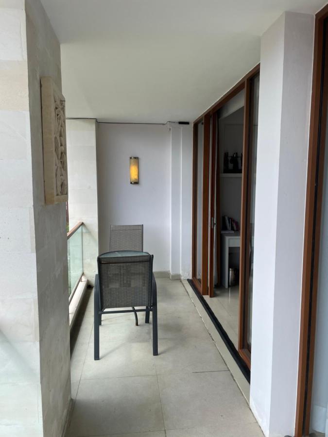 Stylish 2 Bedroom Penthouse Apt, Newly Refreshed, 50 Mbps, Pool, Gym, Resto Apartment