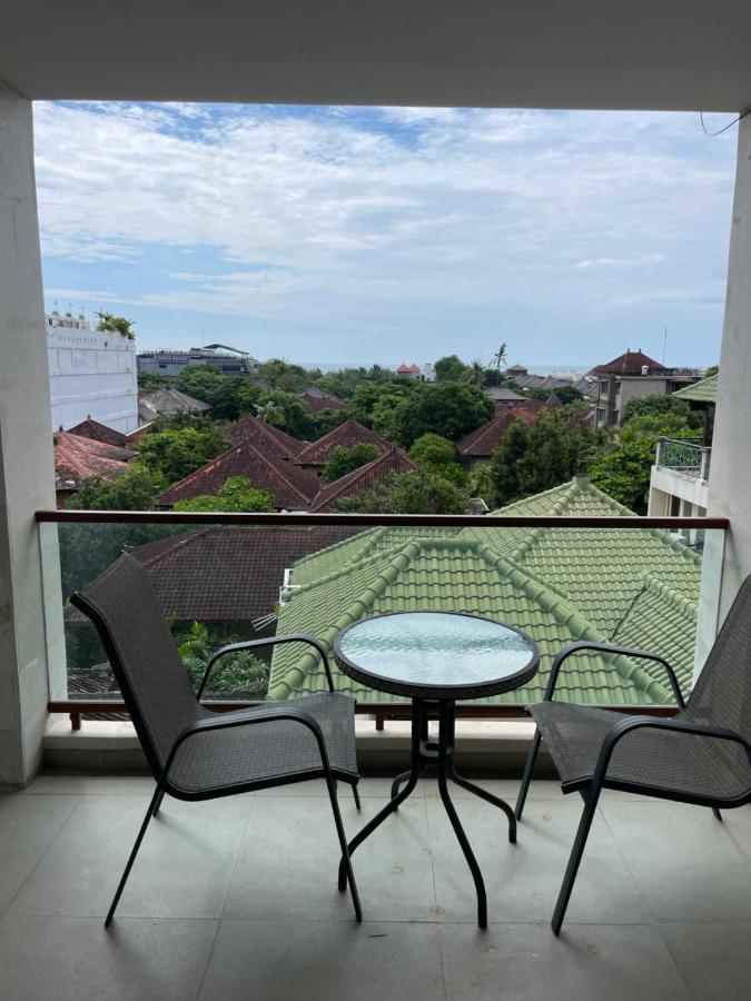 Stylish 2 Bedroom Penthouse Apt, Newly Refreshed, 50 Mbps, Pool, Gym, Resto Apartment *