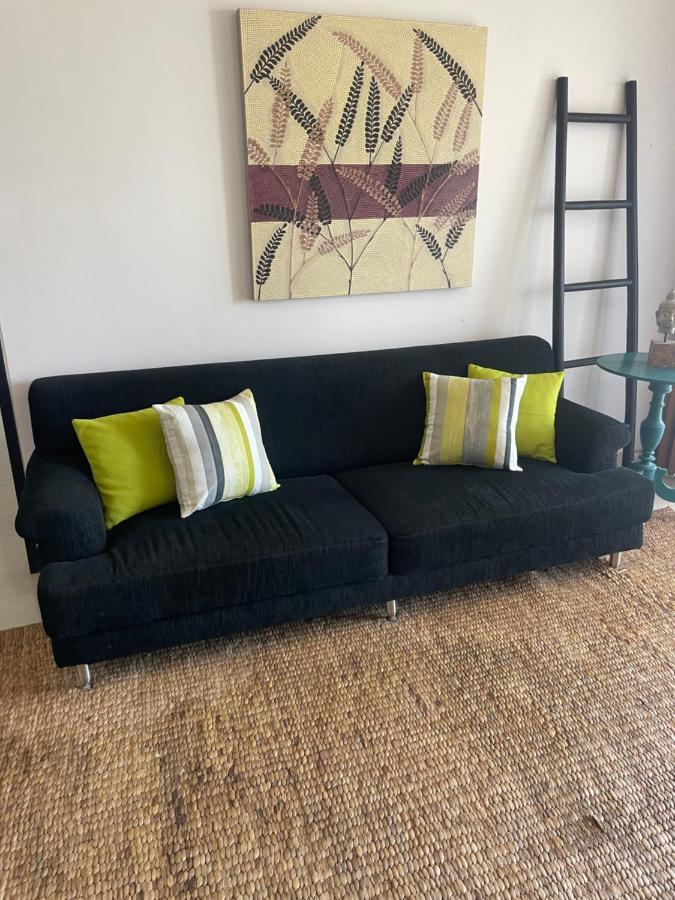 Stylish 2 Bedroom Penthouse Apt, Newly Refreshed, 50 Mbps, Pool, Gym, Resto Apartment *