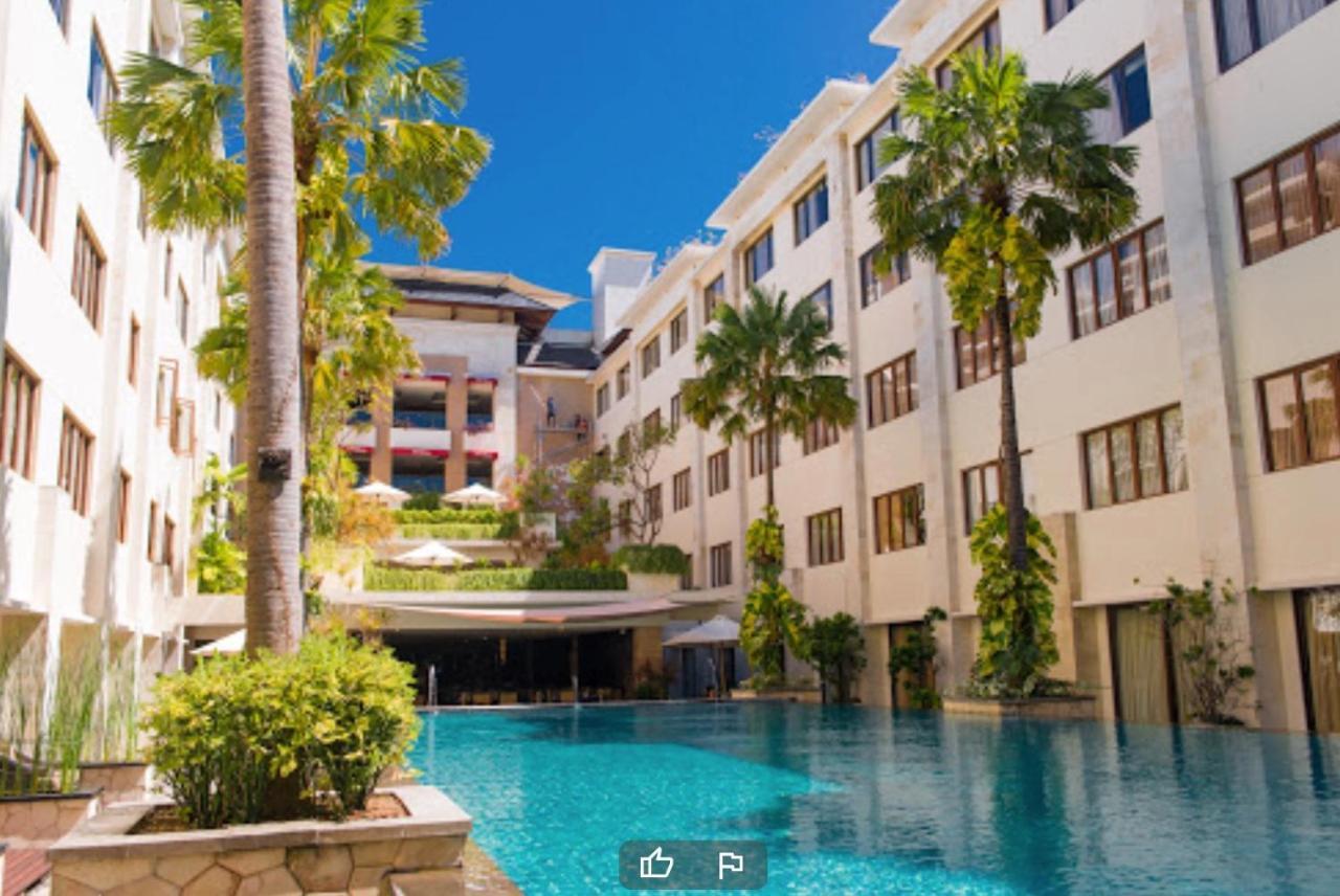 Stylish 2 Bedroom Penthouse Apt, Newly Refreshed, 50 Mbps, Pool, Gym, Resto