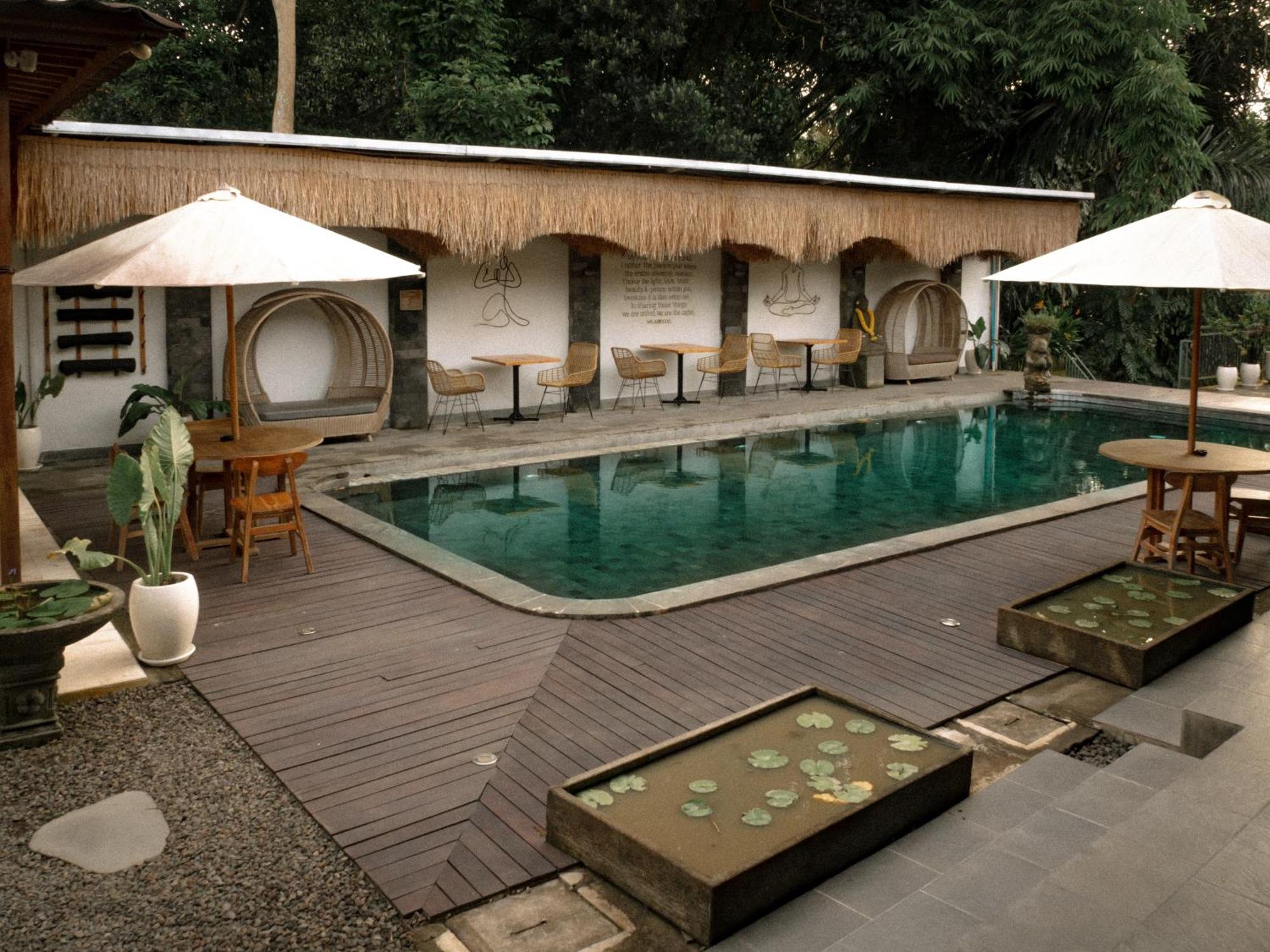 Hotel Raya Riverside