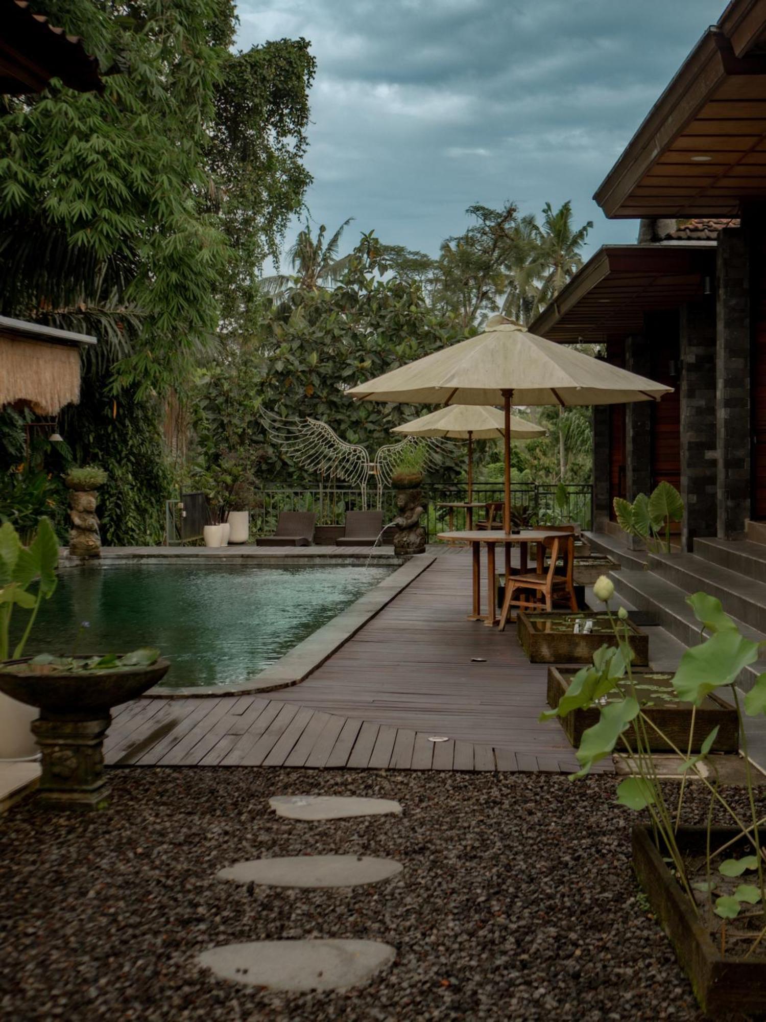 Hotel Raya Riverside