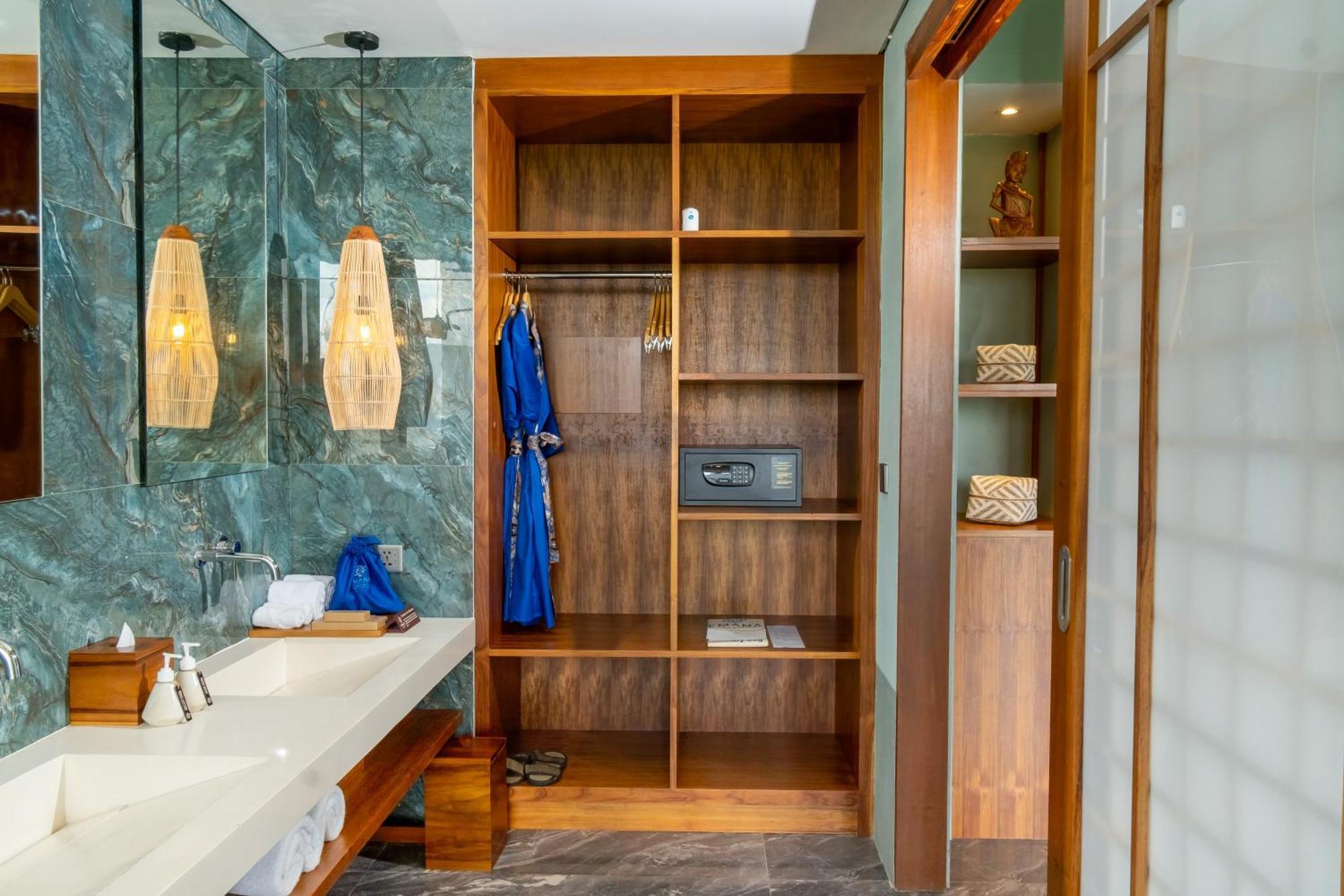 Emana Akatara Hotel 4*