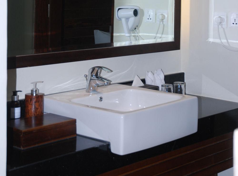 Village Hotel 4*