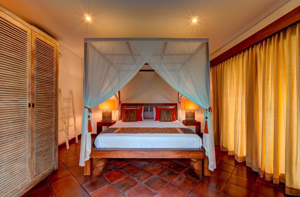 Santi * Seminyak (Bali)