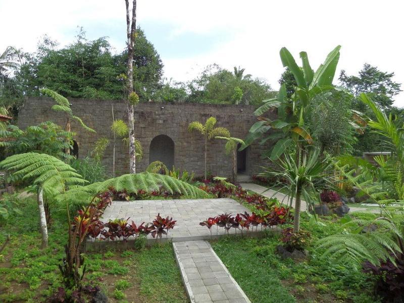 Villa Senetan And *