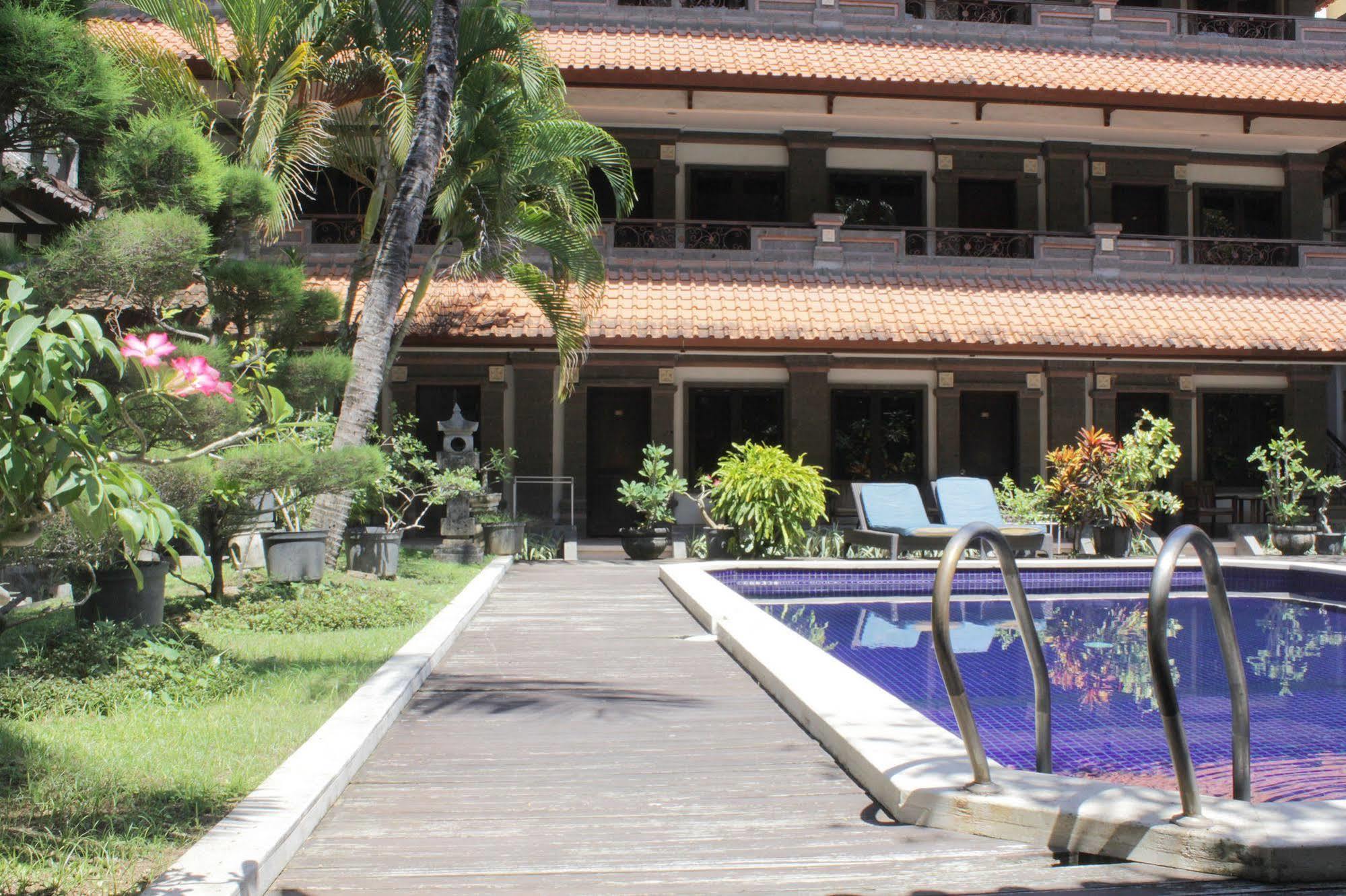 Puri Tanah Lot Hotel 3*