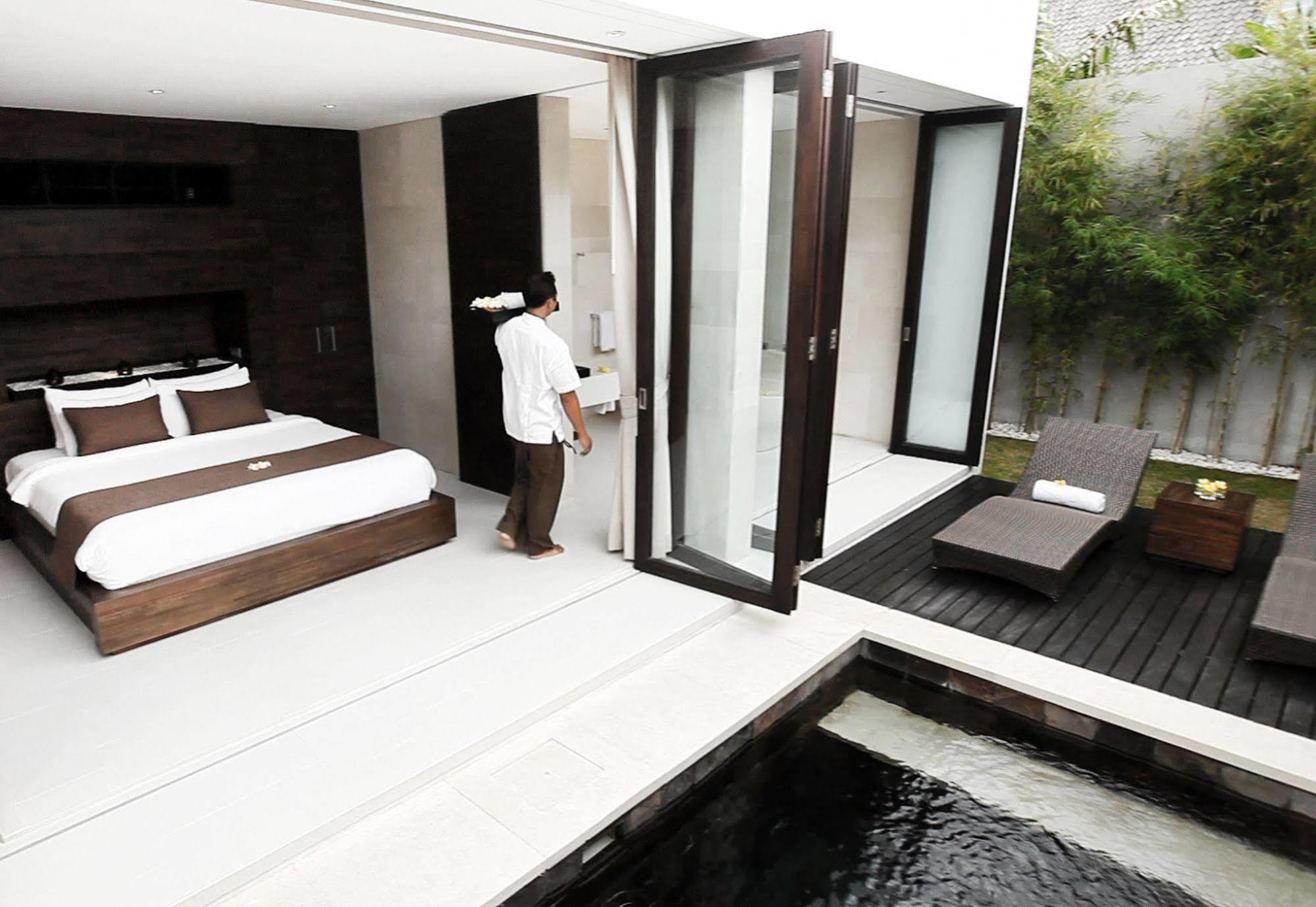 Villa Equilibria