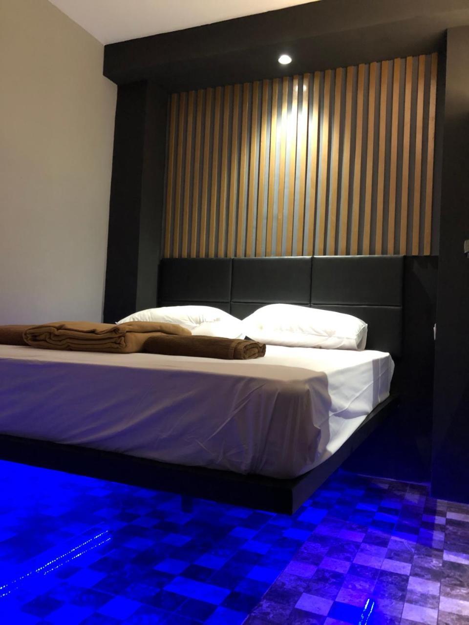 M Box Hostel *