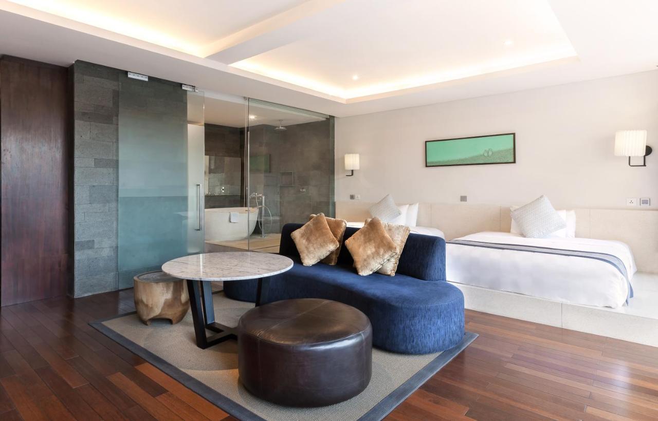 By Watermark And Hotel