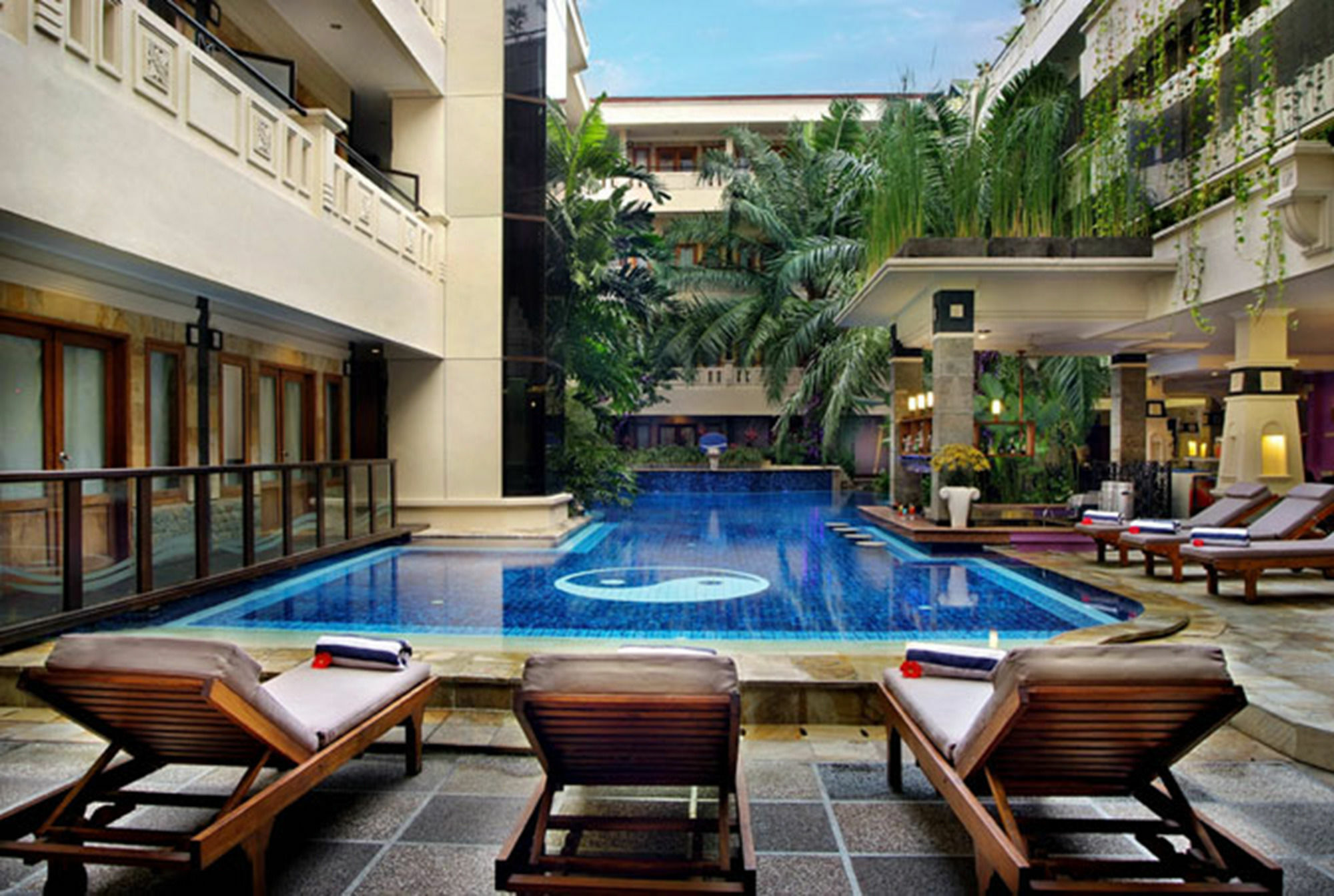 Famous Kuta Formerly Permata Kuta Hotel 4*