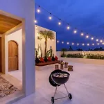 Brand New 5 Bd Luxury Central Villa 300M To Beach