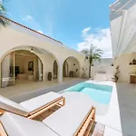 Villa Stella: 2Br Vibrant Mediterranean Oasis
