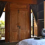 Putra\'Lebah Amed Guest House