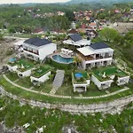 Kelingking Parama Resort