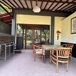 Khrisna Hs And Cottages