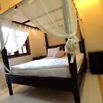 Lori Beach Inn