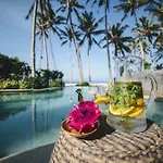 Absolute Beachfront Romantic Villa Laut