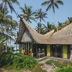 Absolute Beachfront Romantic Villa Laut