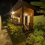 Amora Hut\'s