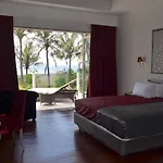 Beachfront Villa Black Pearl