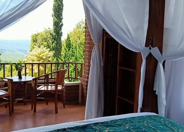 Karang Sari Guesthouse & Warung