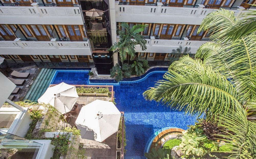 Hotel Famous Kuta Formerly Permata Kuta 4*