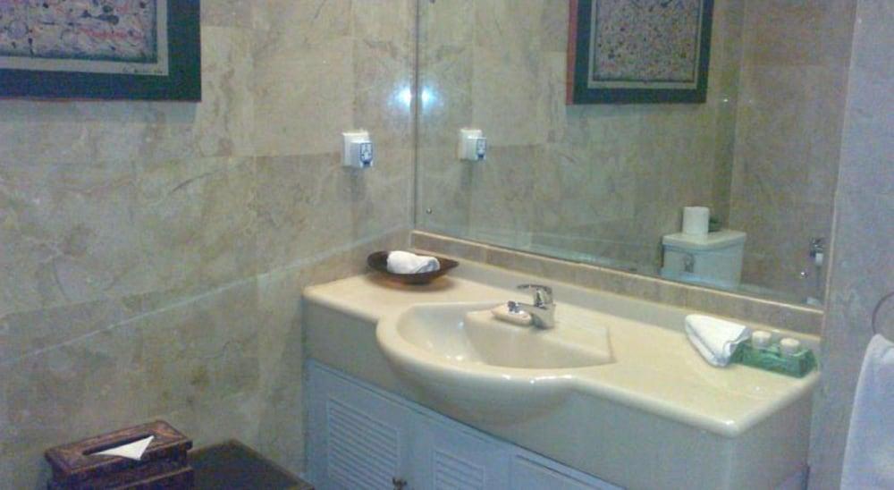 Bali Court & Hotel 3*