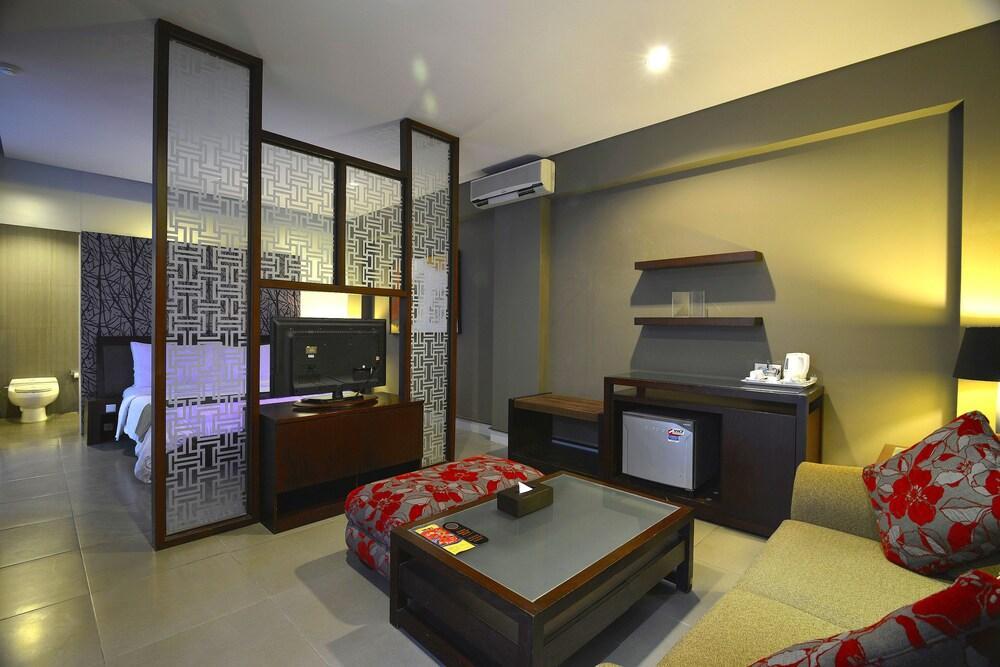 Hotel 100 Sunset Kuta & Ballroom