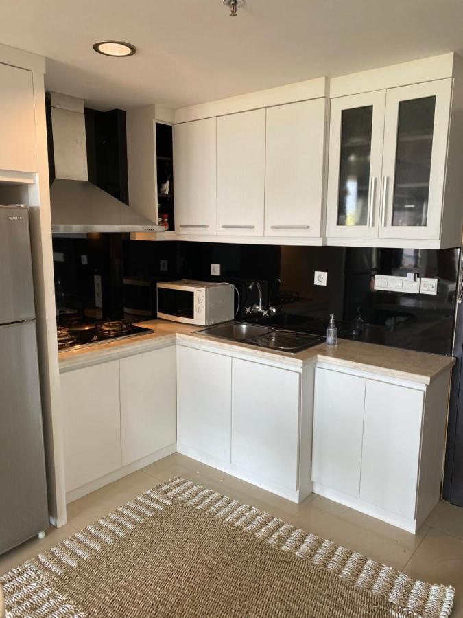 Apartment Stylish 2 Bedroom Penthouse Apt, Newly Refreshed, 50 Mbps, Pool, Gym, Resto