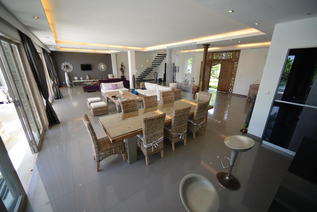 Beachfront Black Pearl Villa *