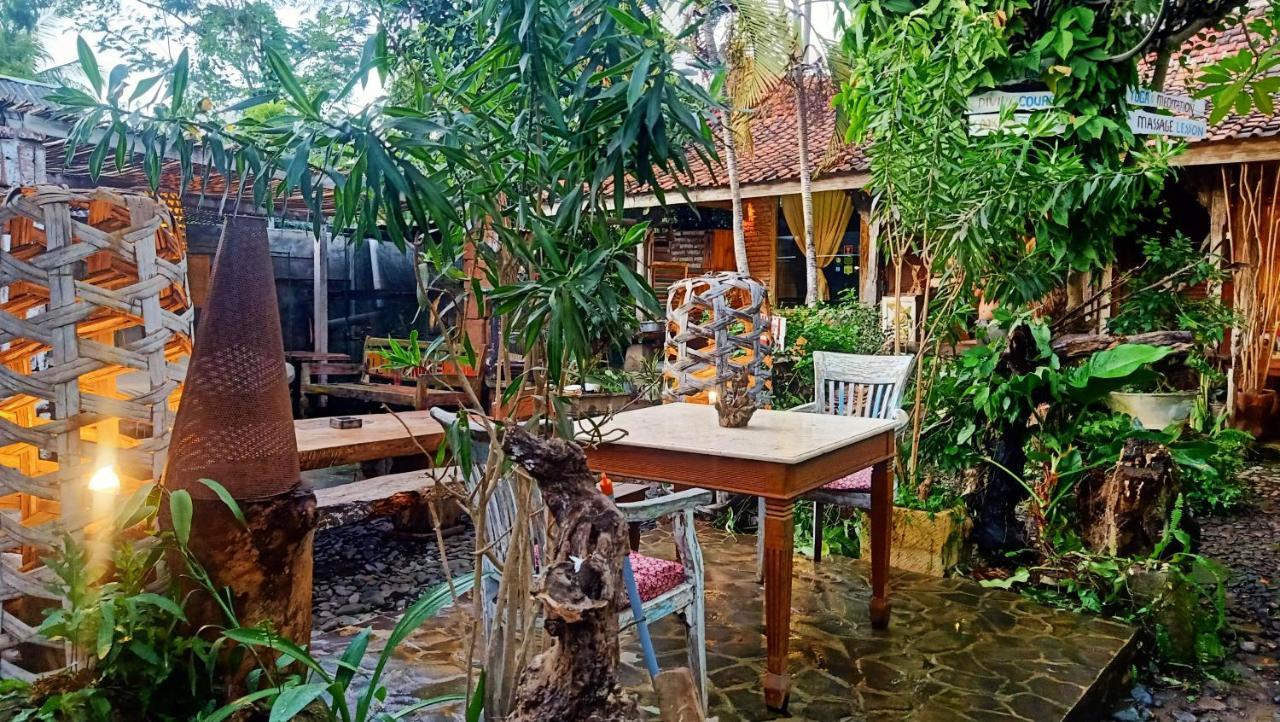 Tempat Tidur & Sarapan Santhiku & 2*