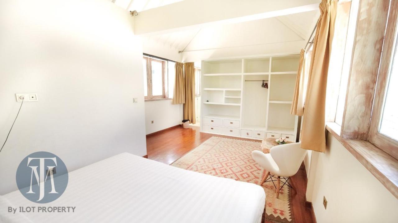 Oberoi 2 Bedrooms *