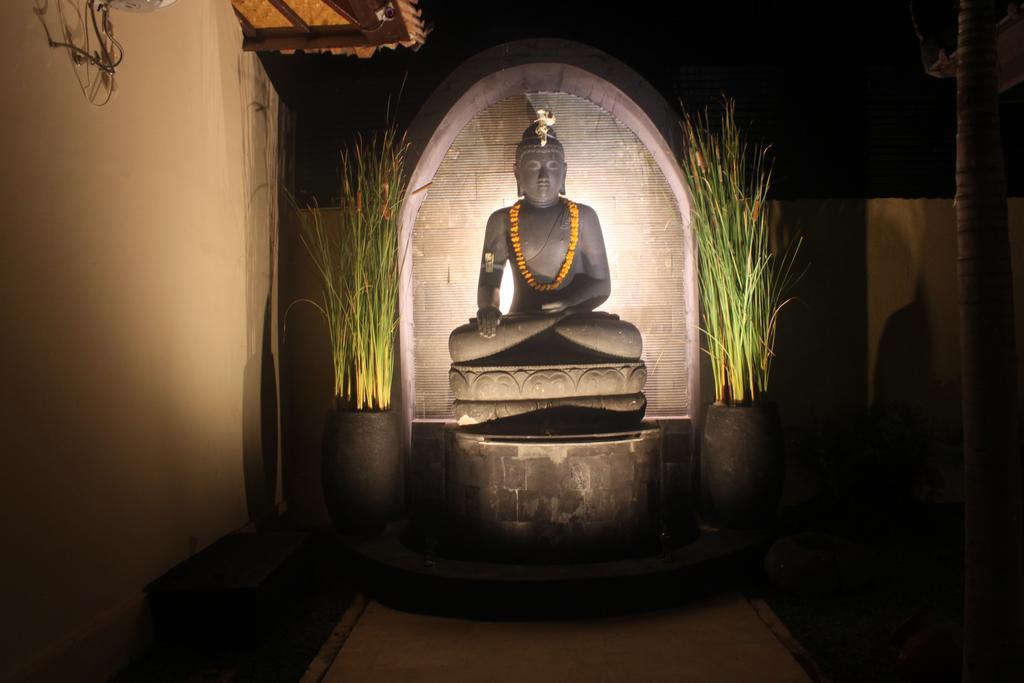 Melamun Lovina (Bali)