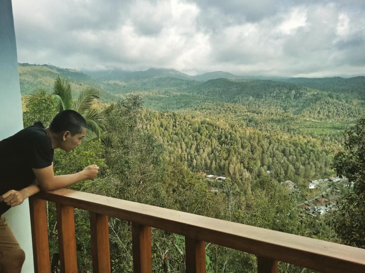 Made Oka And Warung Guest house Munduk (Bali)